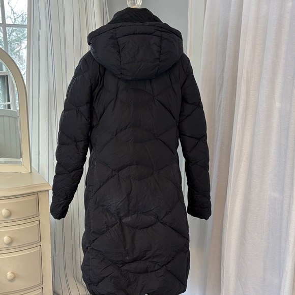 The North Face Women's Black Puffer Jacket - Picture 4 of 11